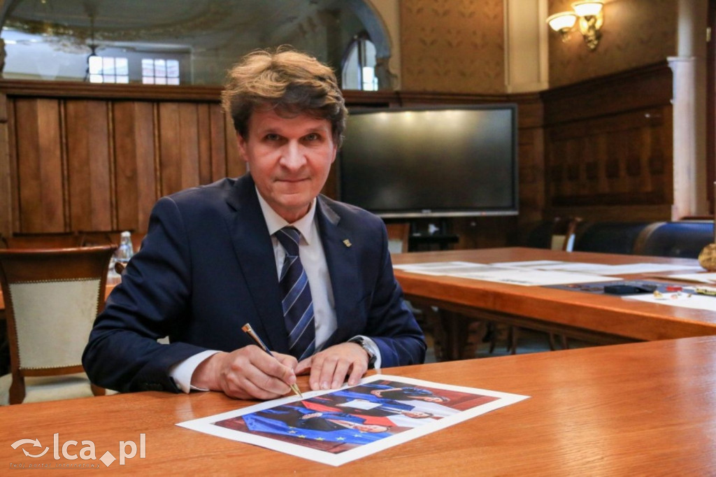 Nowa kapsuła czasu na wieży katedry w Legnicy