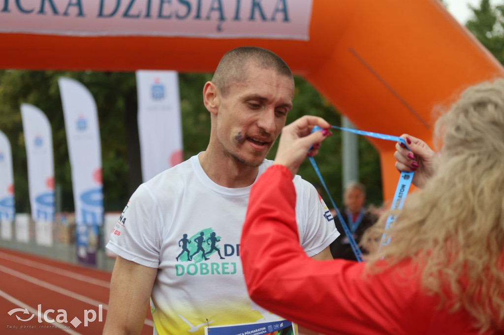 Znajdź się na zdjęciach z mety biegu