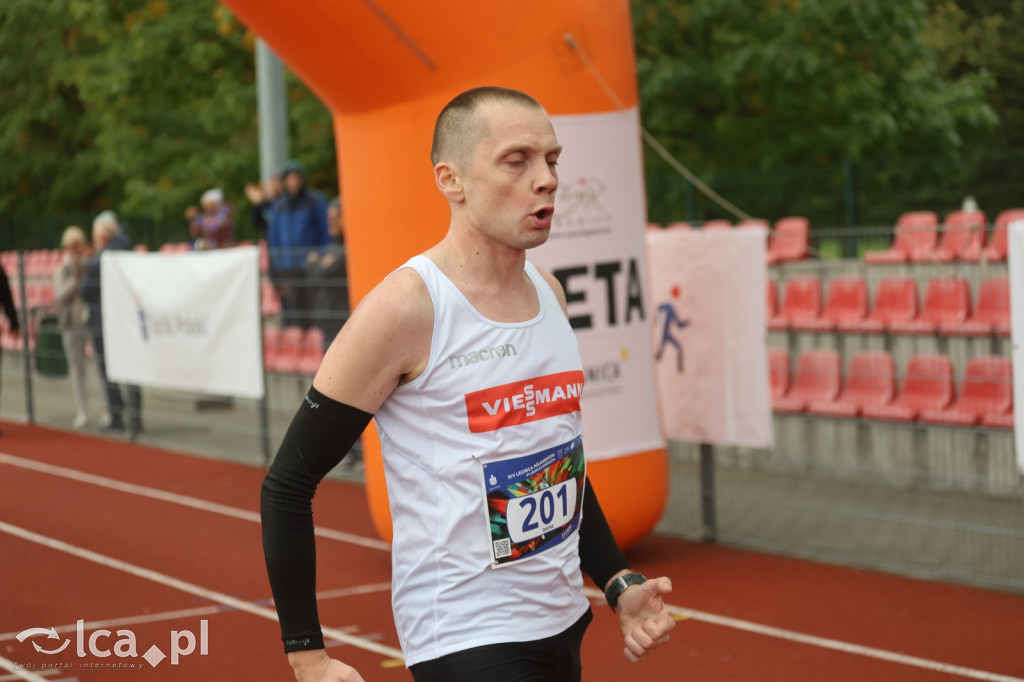 Znajdź się na zdjęciach z mety biegu