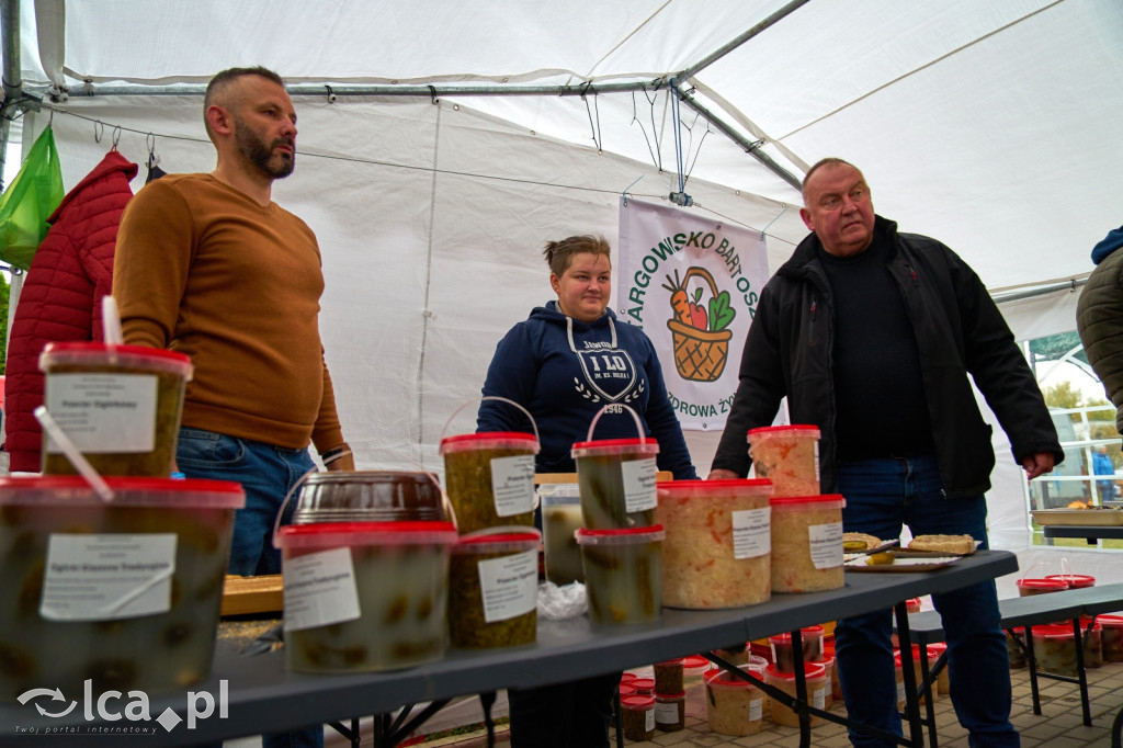 Sołtys Bartoszowa przyciąga tłumy na targ