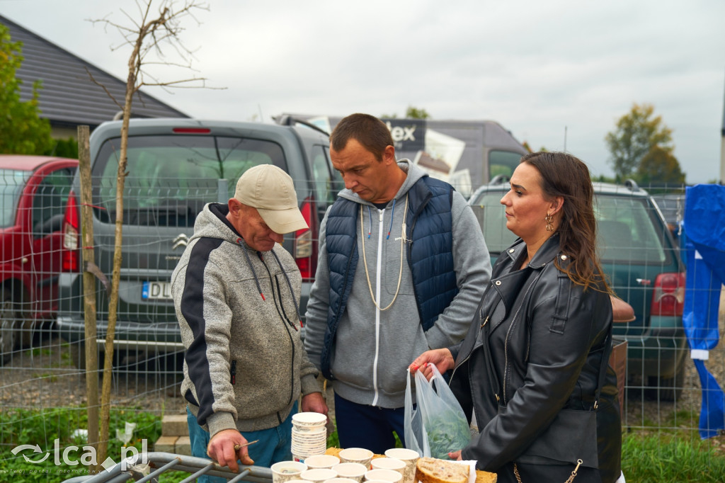 Sołtys Bartoszowa przyciąga tłumy na targ