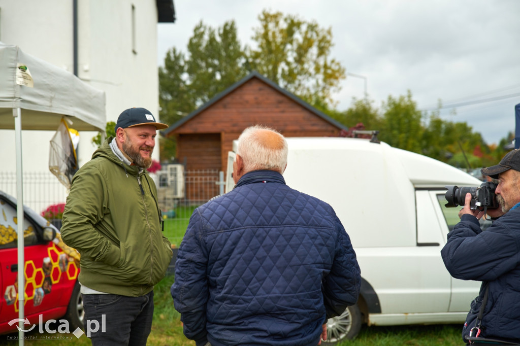 Sołtys Bartoszowa przyciąga tłumy na targ