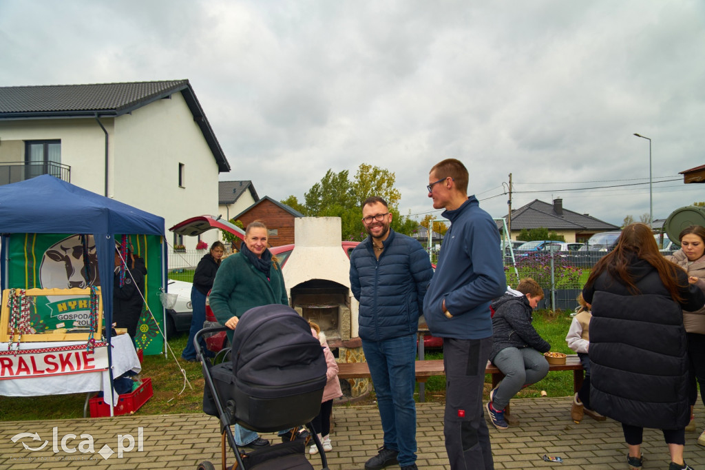 Sołtys Bartoszowa przyciąga tłumy na targ