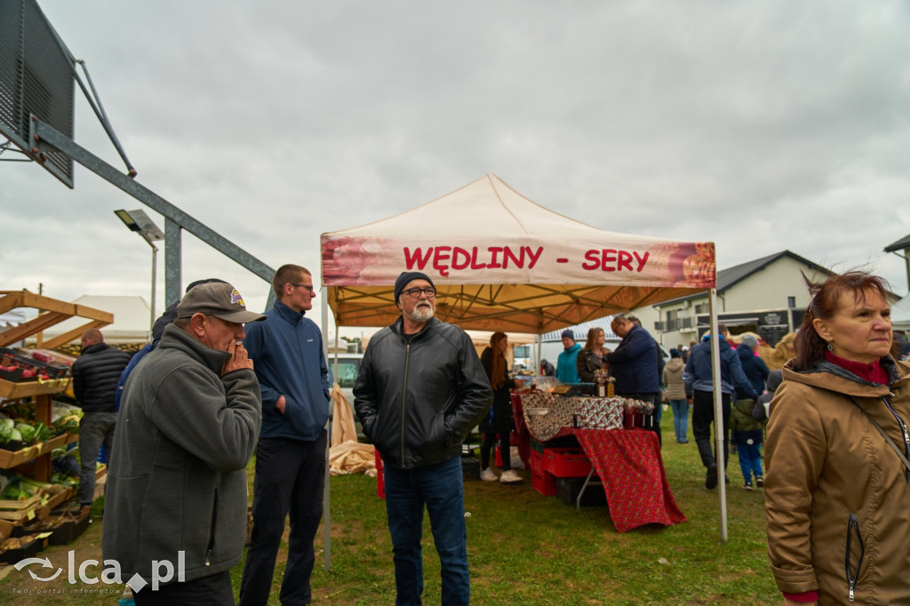 Sołtys Bartoszowa przyciąga tłumy na targ