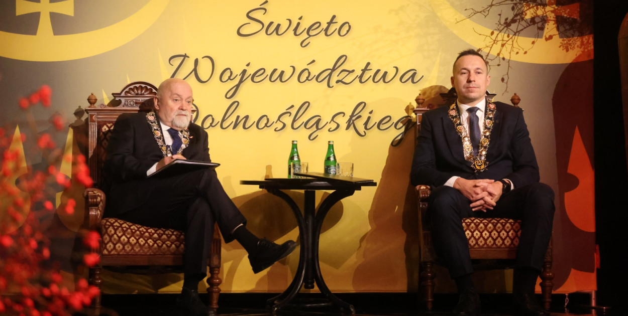 Uroczysta sesja Sejmiku w legnickim teatrze