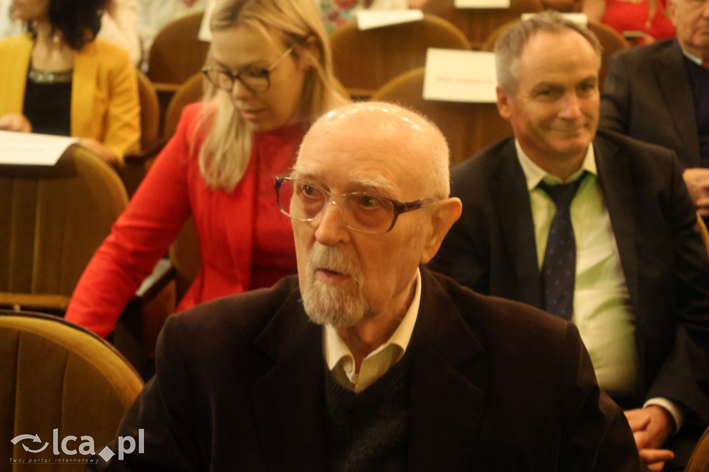 Uroczysta sesja Sejmiku w legnickim teatrze