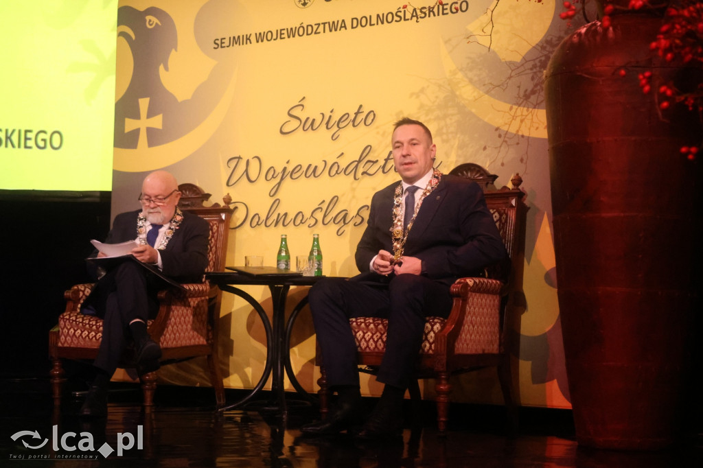 Uroczysta sesja Sejmiku w legnickim teatrze