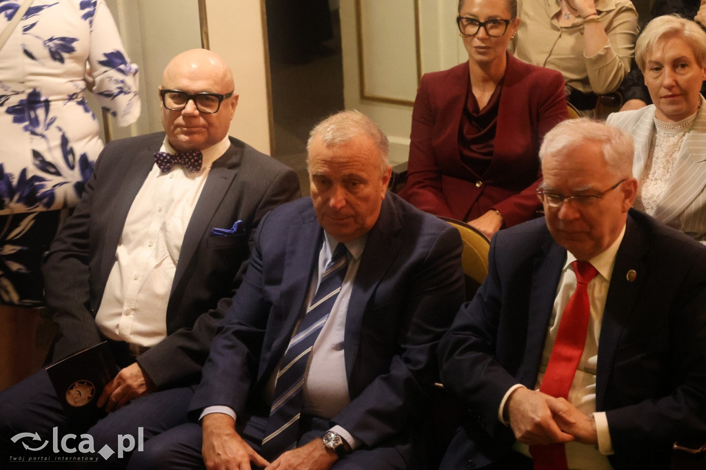 Uroczysta sesja Sejmiku w legnickim teatrze