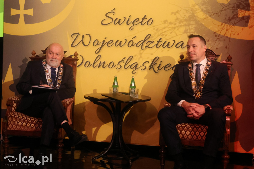 Uroczysta sesja Sejmiku w legnickim teatrze