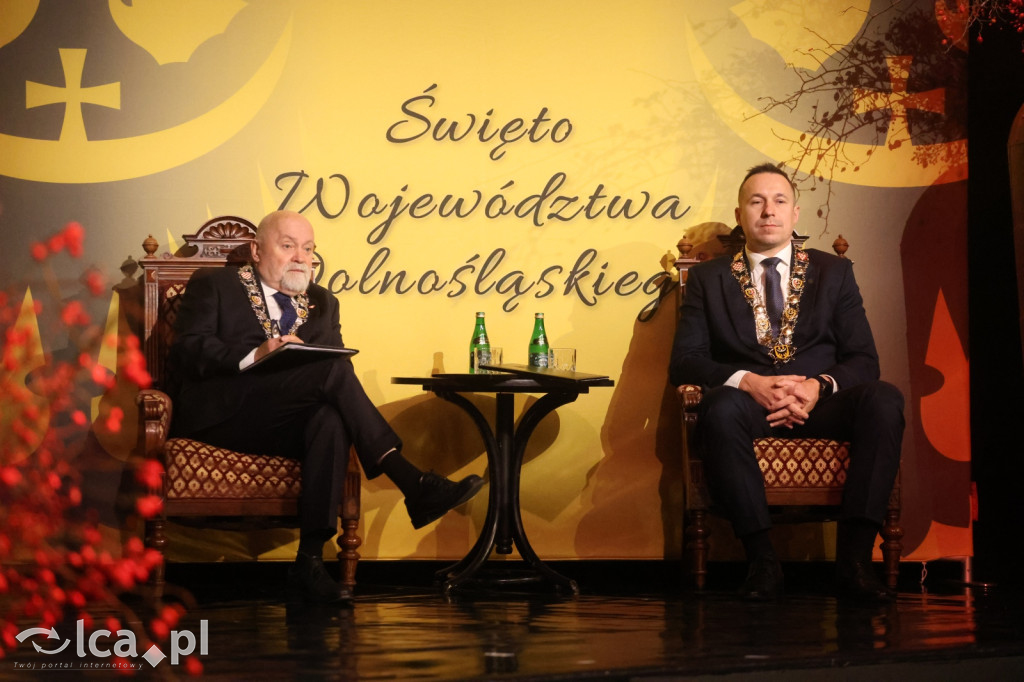 Uroczysta sesja Sejmiku w legnickim teatrze