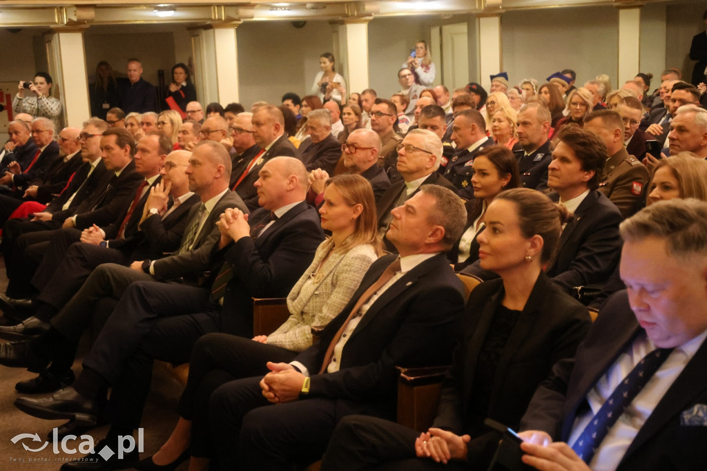 Uroczysta sesja Sejmiku w legnickim teatrze