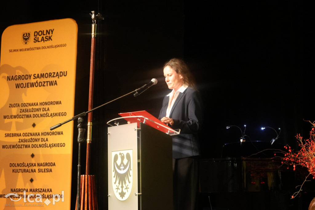 Uroczysta sesja Sejmiku w legnickim teatrze