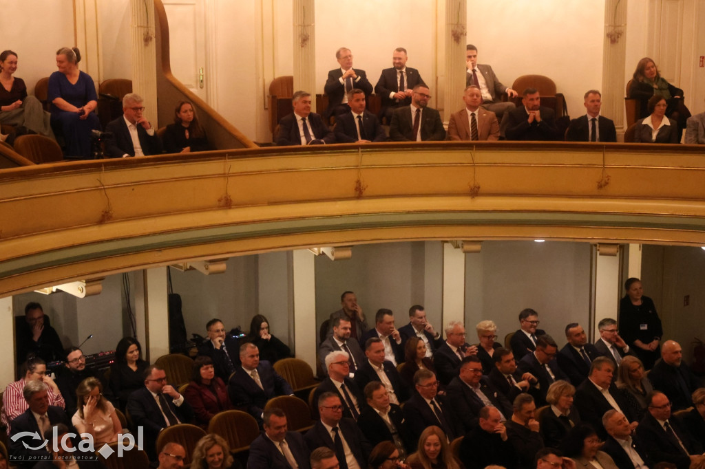 Uroczysta sesja Sejmiku w legnickim teatrze