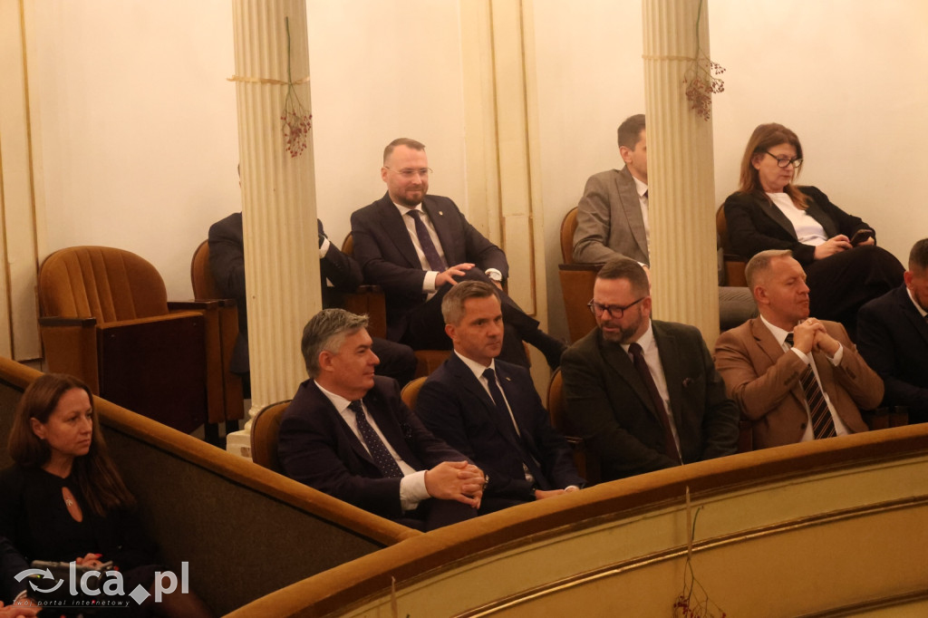 Uroczysta sesja Sejmiku w legnickim teatrze