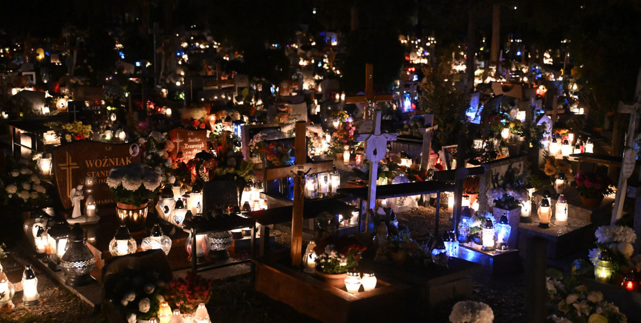 Cmentarz rozświetlony tysiącami zniczy