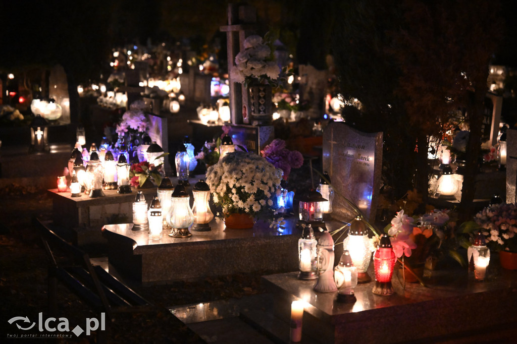 Cmentarz rozświetlony tysiącami zniczy