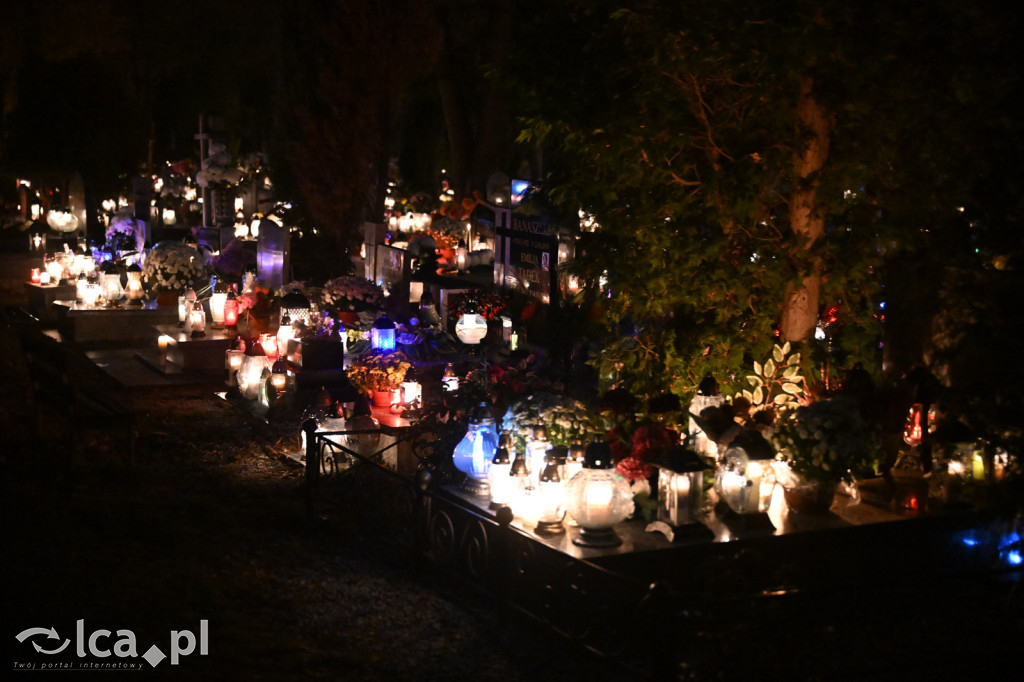 Cmentarz rozświetlony tysiącami zniczy
