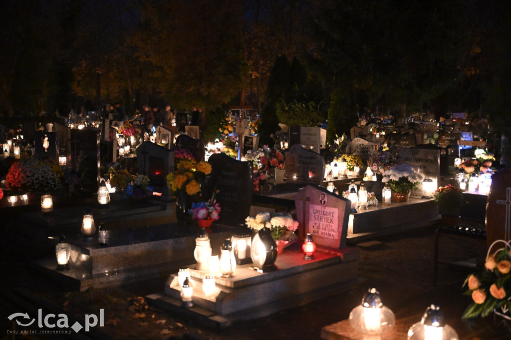 Cmentarz rozświetlony tysiącami zniczy