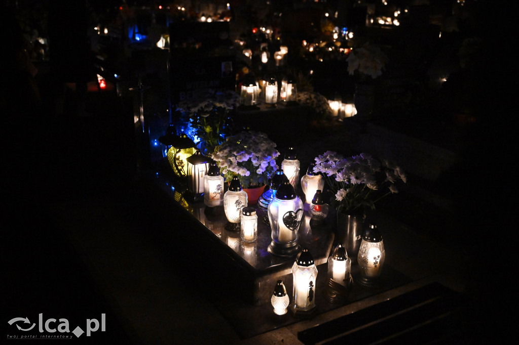 Cmentarz rozświetlony tysiącami zniczy