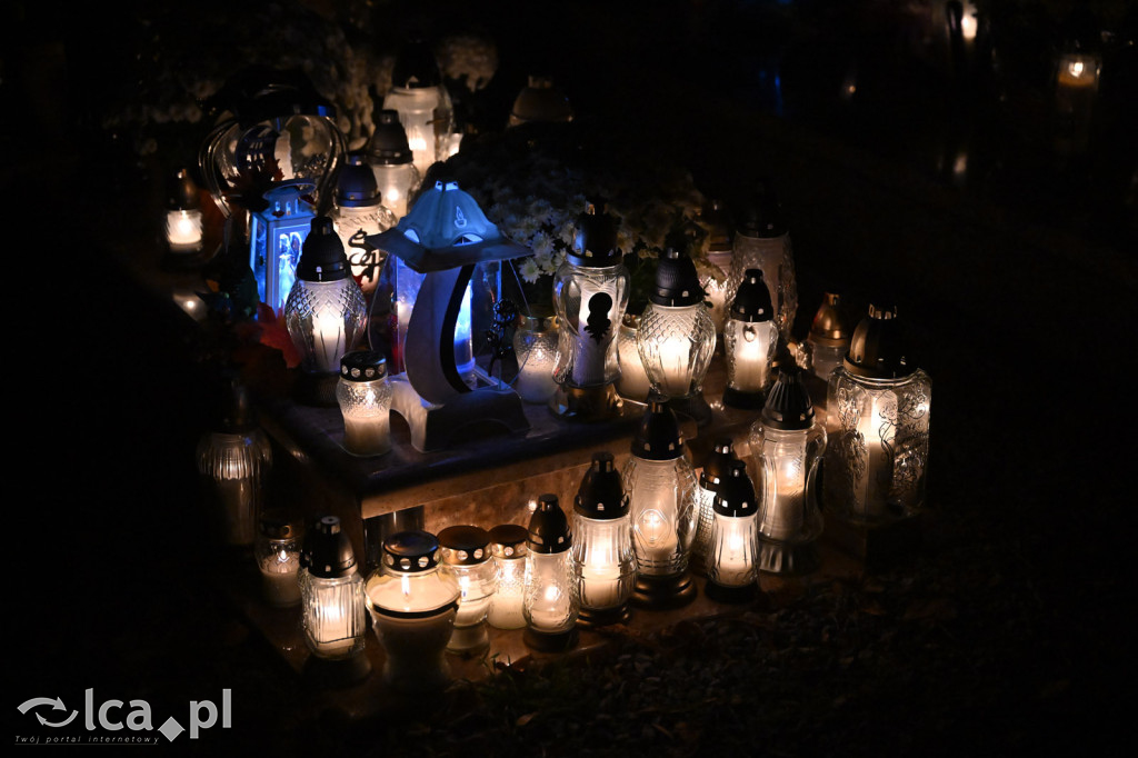 Cmentarz rozświetlony tysiącami zniczy