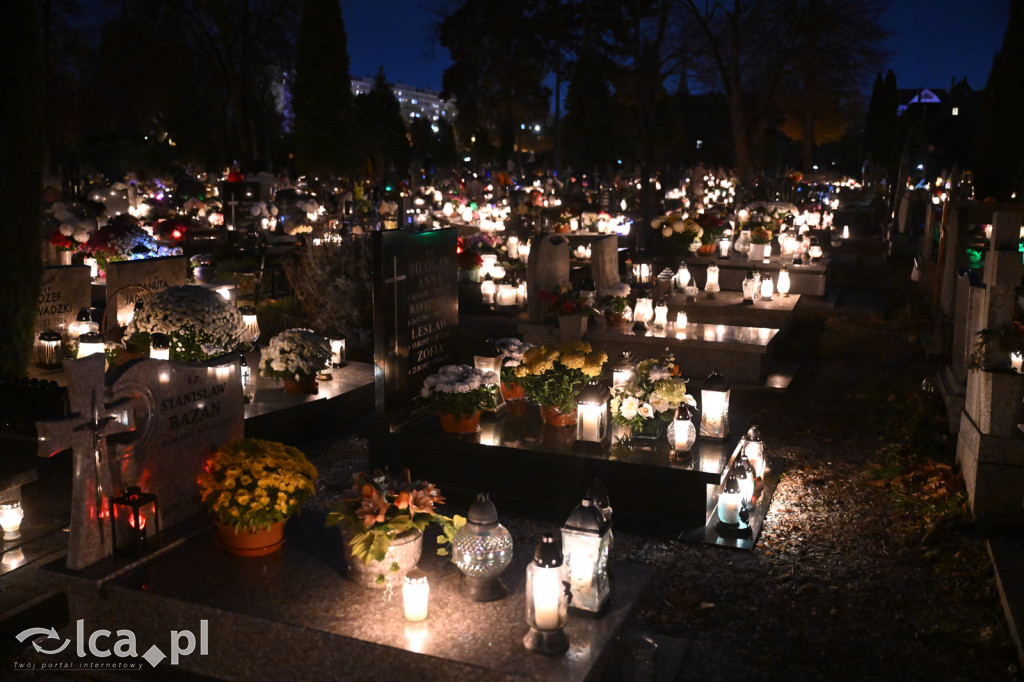 Cmentarz rozświetlony tysiącami zniczy
