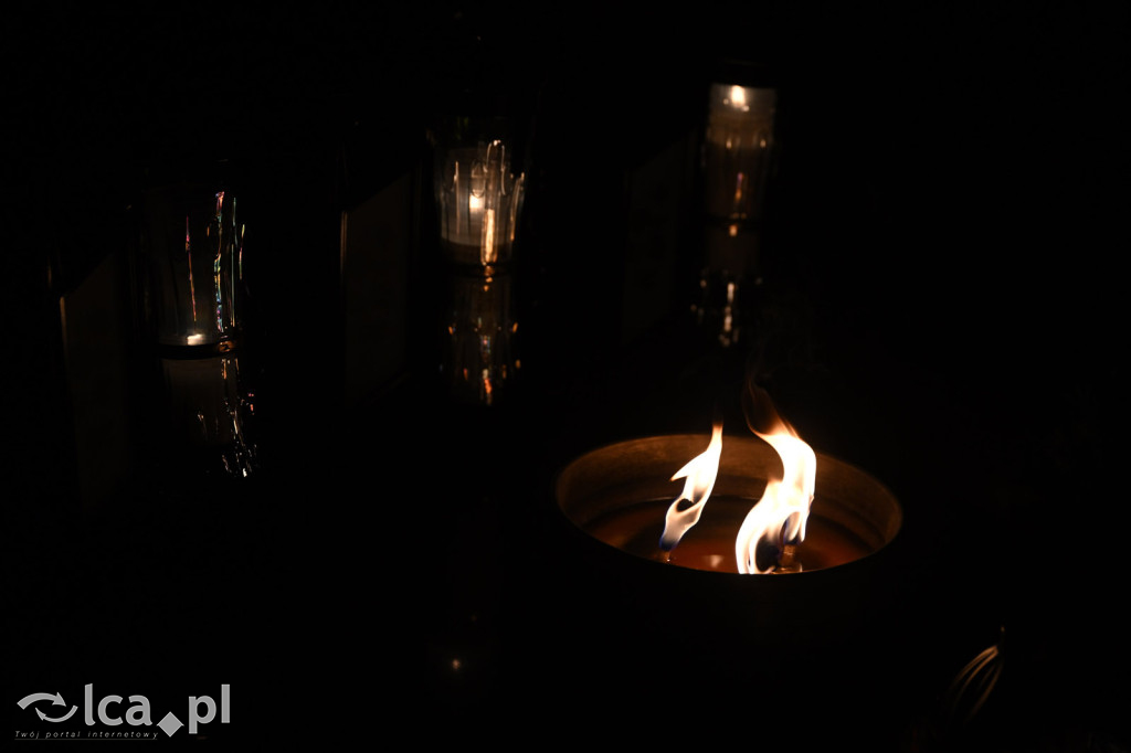 Cmentarz rozświetlony tysiącami zniczy