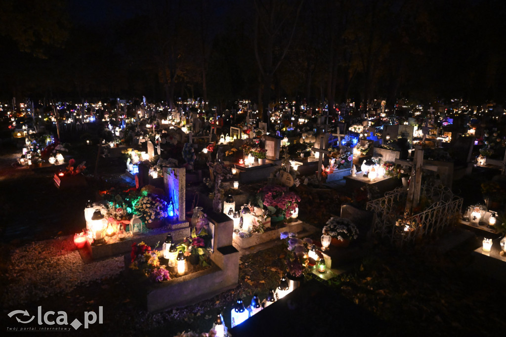 Cmentarz rozświetlony tysiącami zniczy