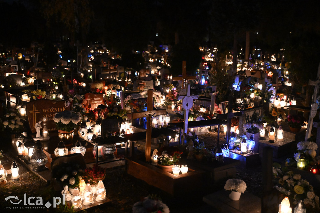 Cmentarz rozświetlony tysiącami zniczy