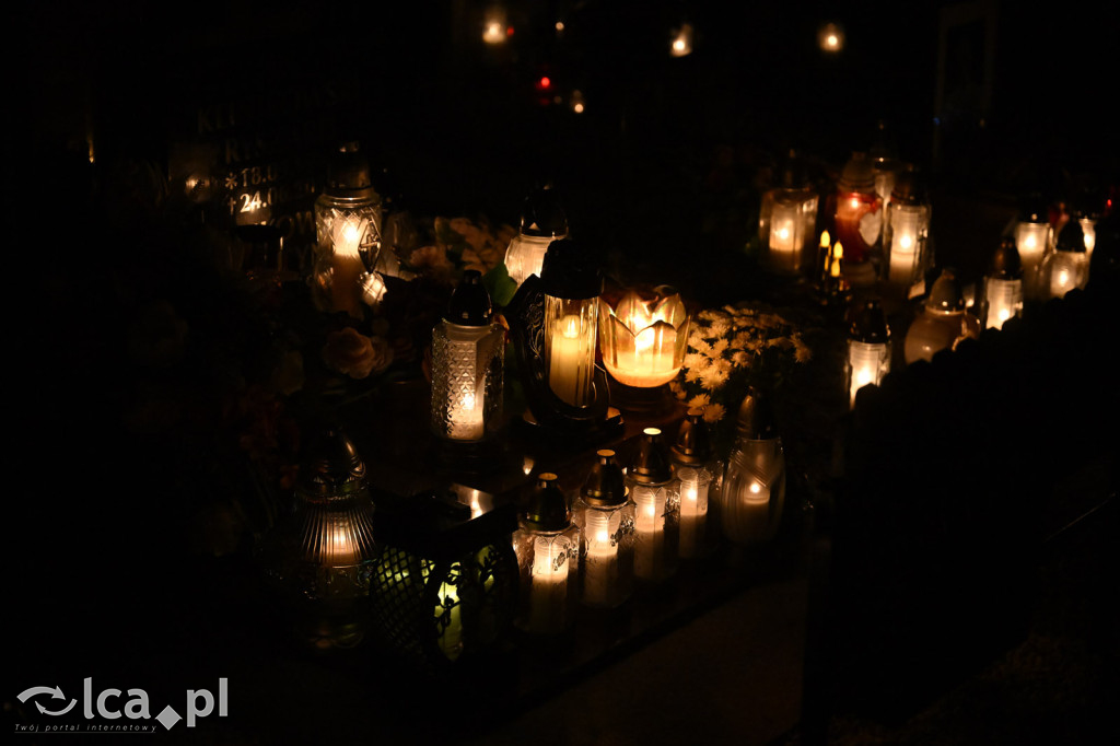 Cmentarz rozświetlony tysiącami zniczy