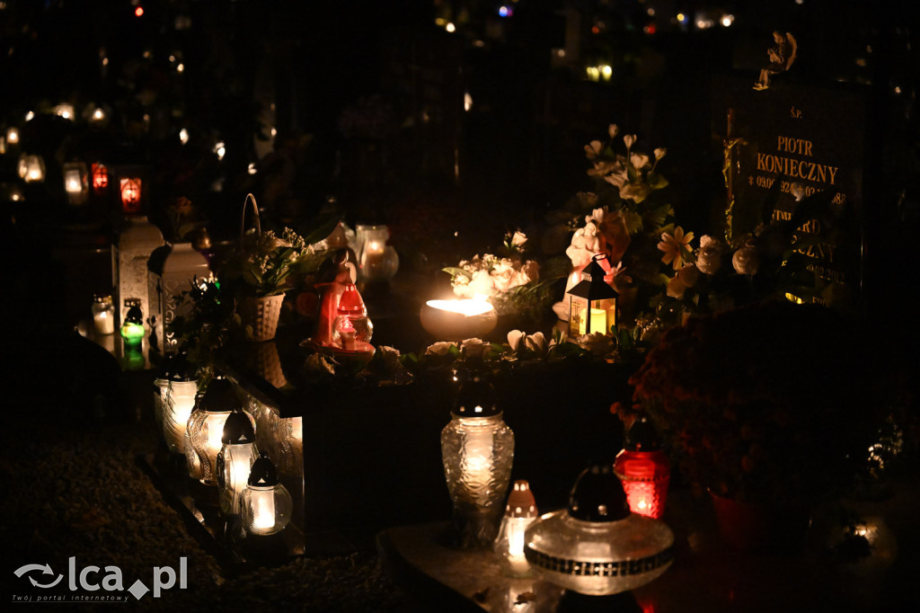Cmentarz rozświetlony tysiącami zniczy