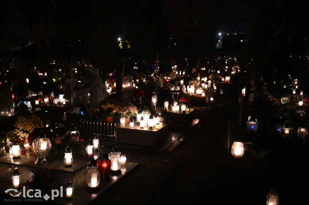 Cmentarz rozświetlony tysiącami zniczy
