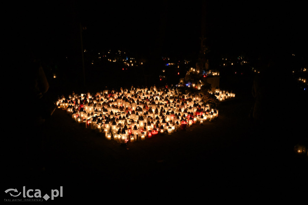 Cmentarz rozświetlony tysiącami zniczy