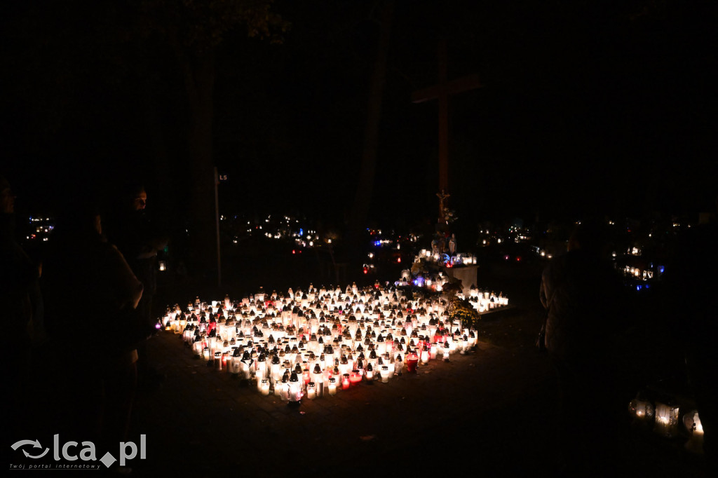 Cmentarz rozświetlony tysiącami zniczy