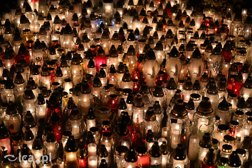 Cmentarz rozświetlony tysiącami zniczy