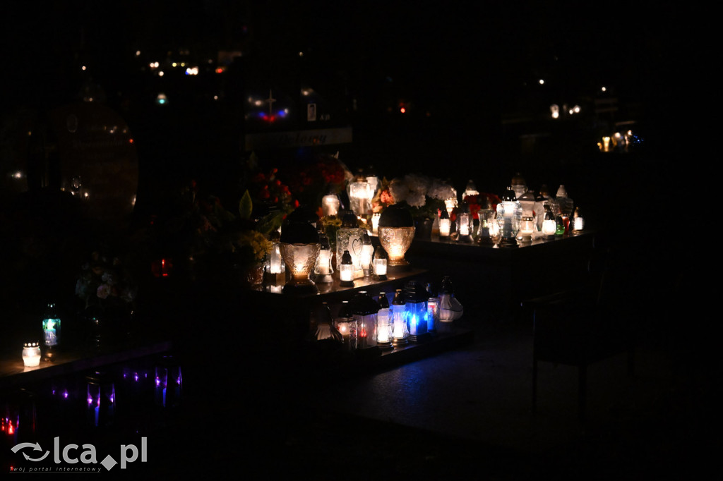 Cmentarz rozświetlony tysiącami zniczy
