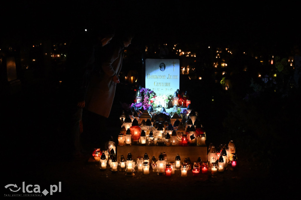 Cmentarz rozświetlony tysiącami zniczy