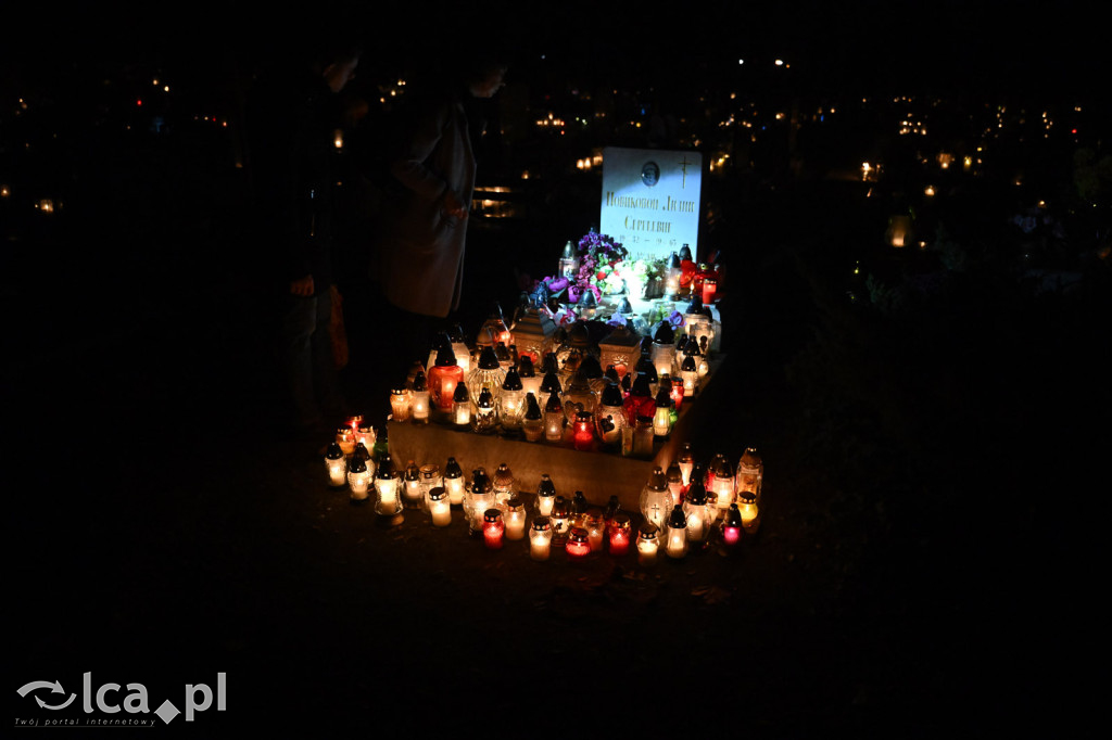 Cmentarz rozświetlony tysiącami zniczy