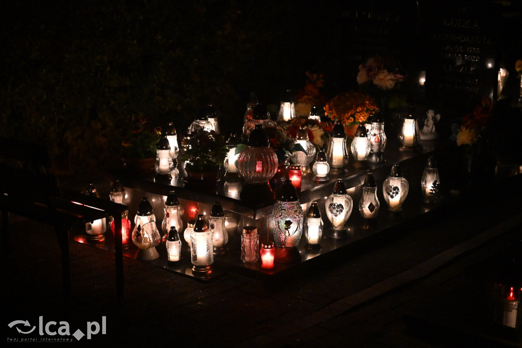 Cmentarz rozświetlony tysiącami zniczy