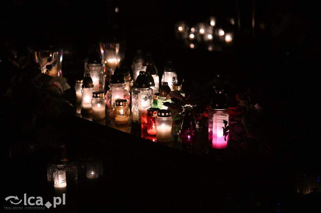 Cmentarz rozświetlony tysiącami zniczy
