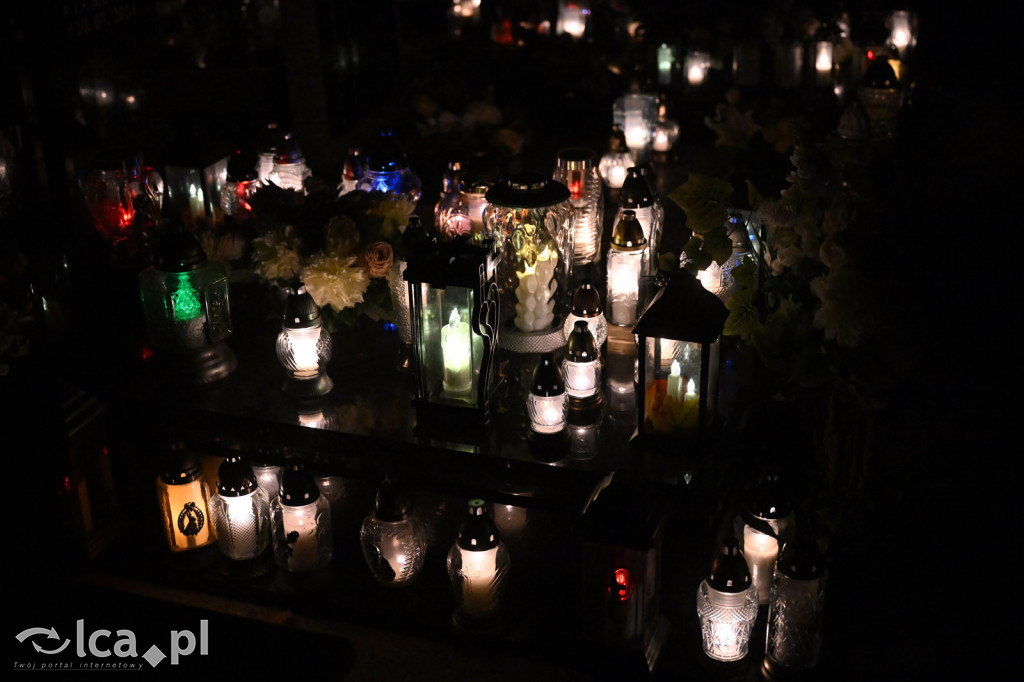 Cmentarz rozświetlony tysiącami zniczy