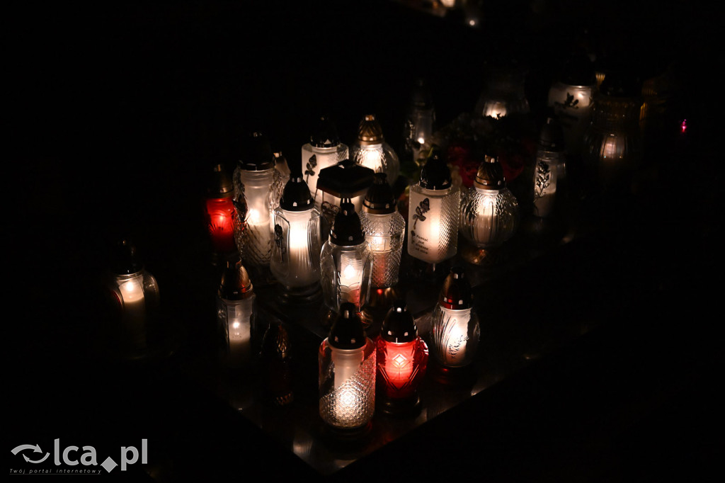 Cmentarz rozświetlony tysiącami zniczy