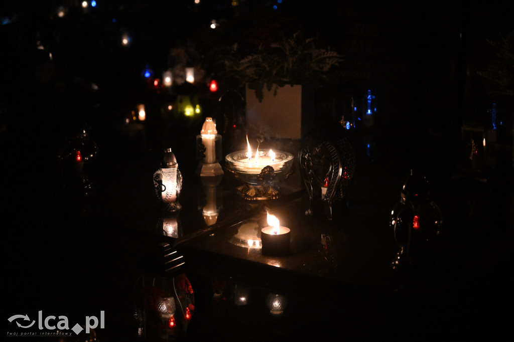Cmentarz rozświetlony tysiącami zniczy