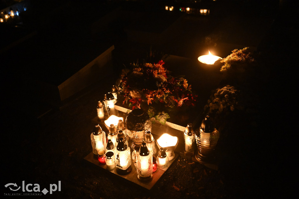Cmentarz rozświetlony tysiącami zniczy