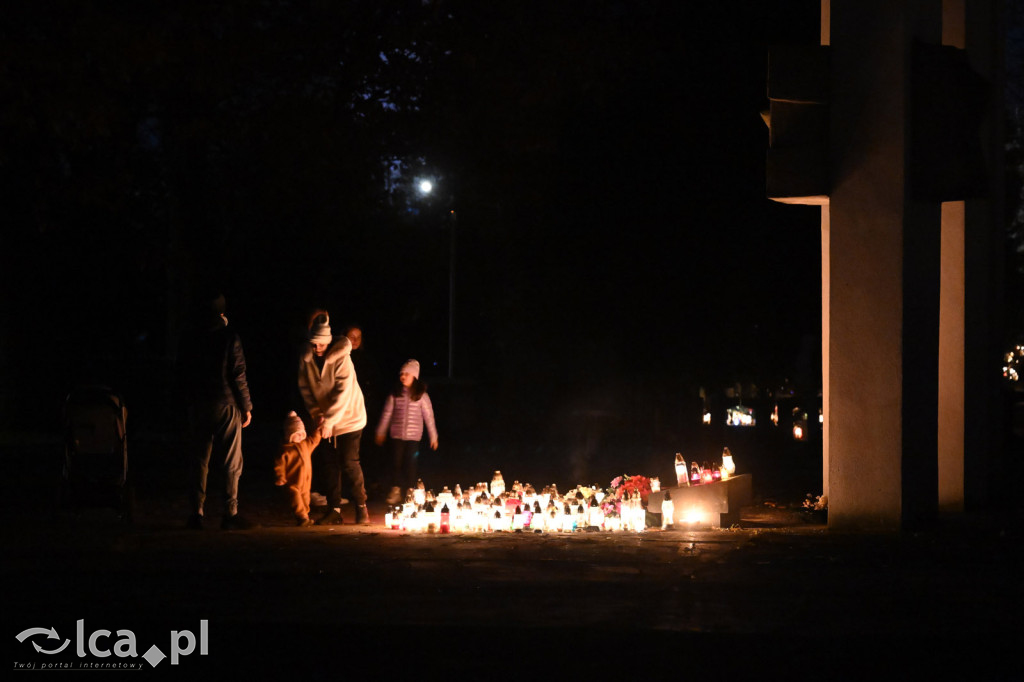 Cmentarz rozświetlony tysiącami zniczy