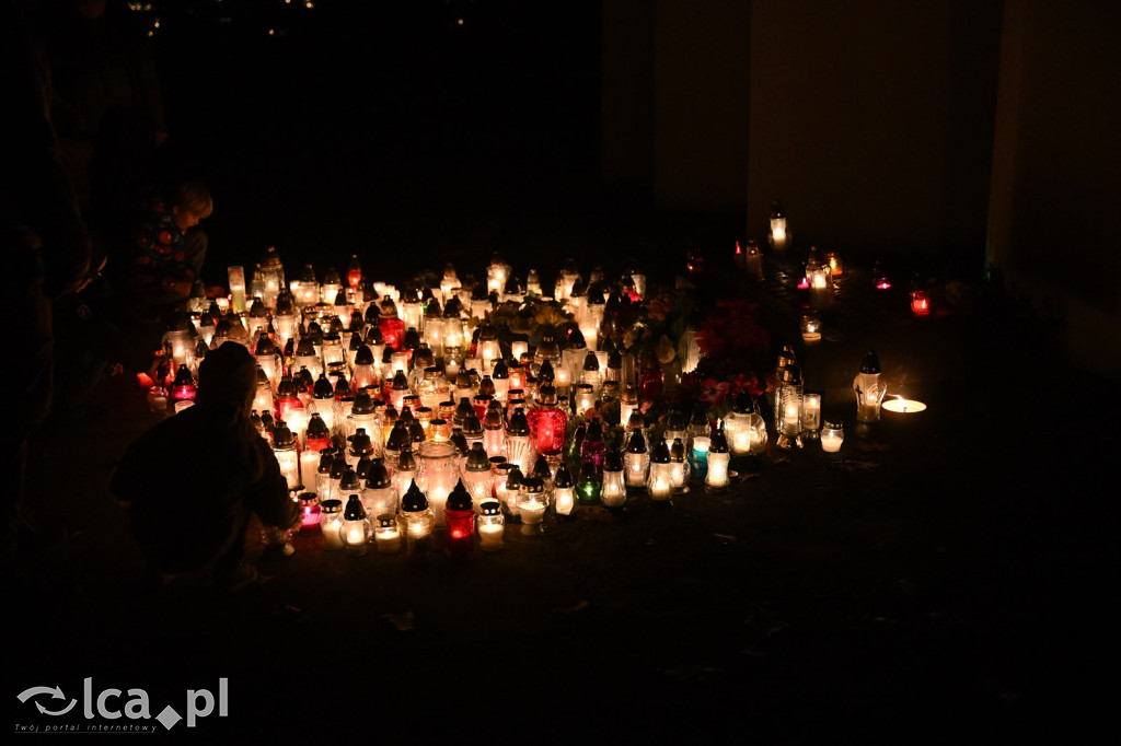 Cmentarz rozświetlony tysiącami zniczy