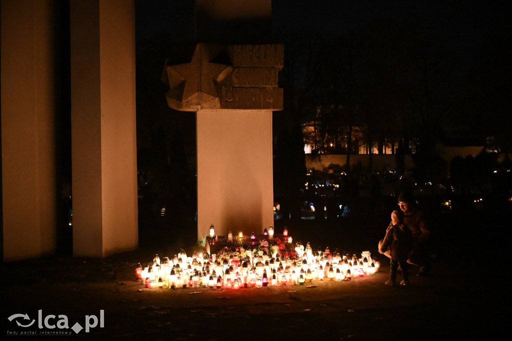 Cmentarz rozświetlony tysiącami zniczy
