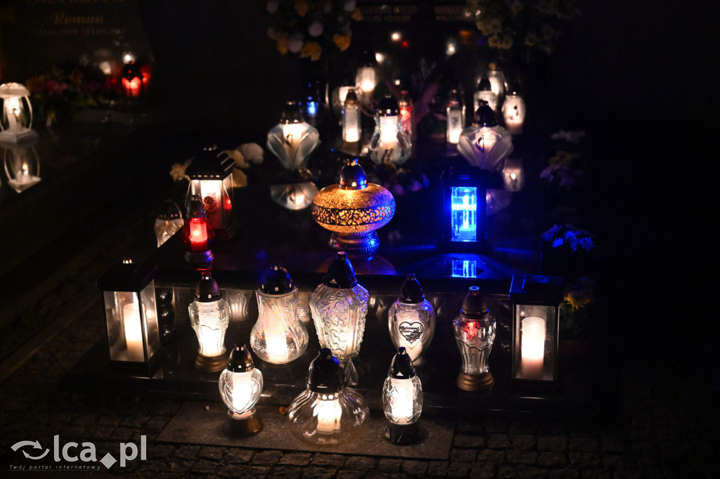 Cmentarz rozświetlony tysiącami zniczy