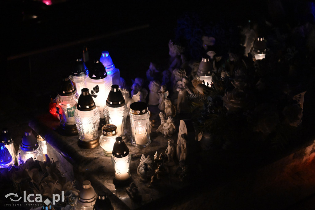 Cmentarz rozświetlony tysiącami zniczy