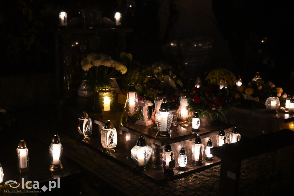 Cmentarz rozświetlony tysiącami zniczy