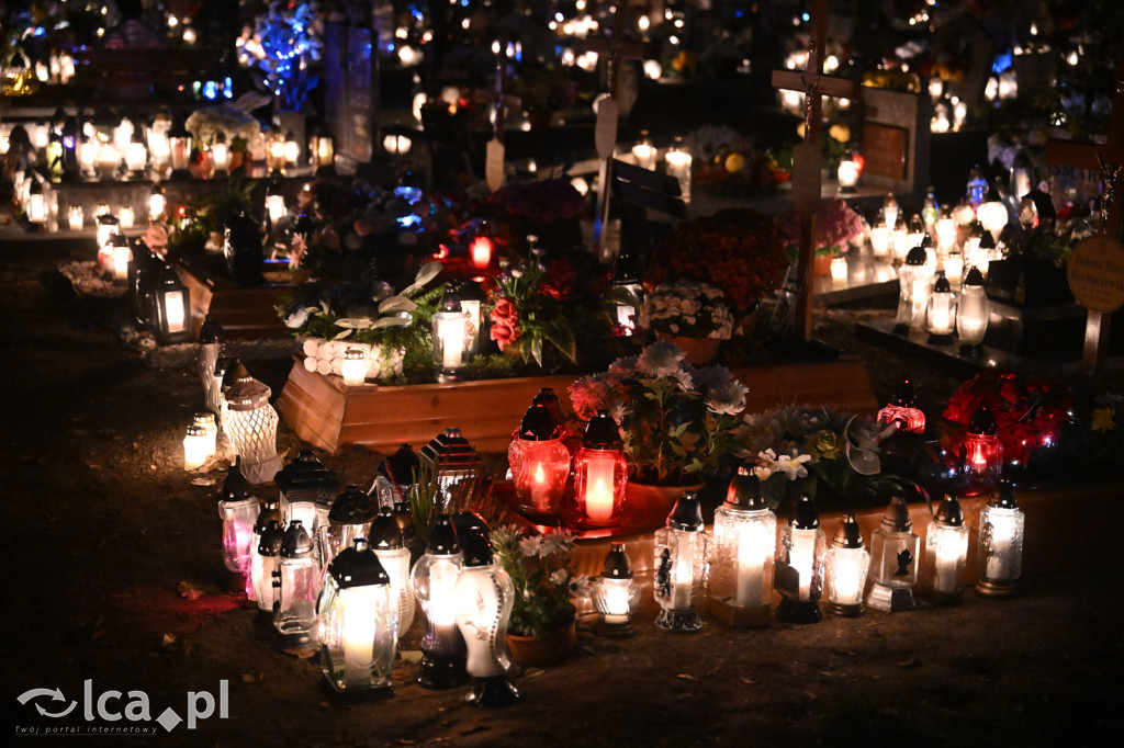 Cmentarz rozświetlony tysiącami zniczy